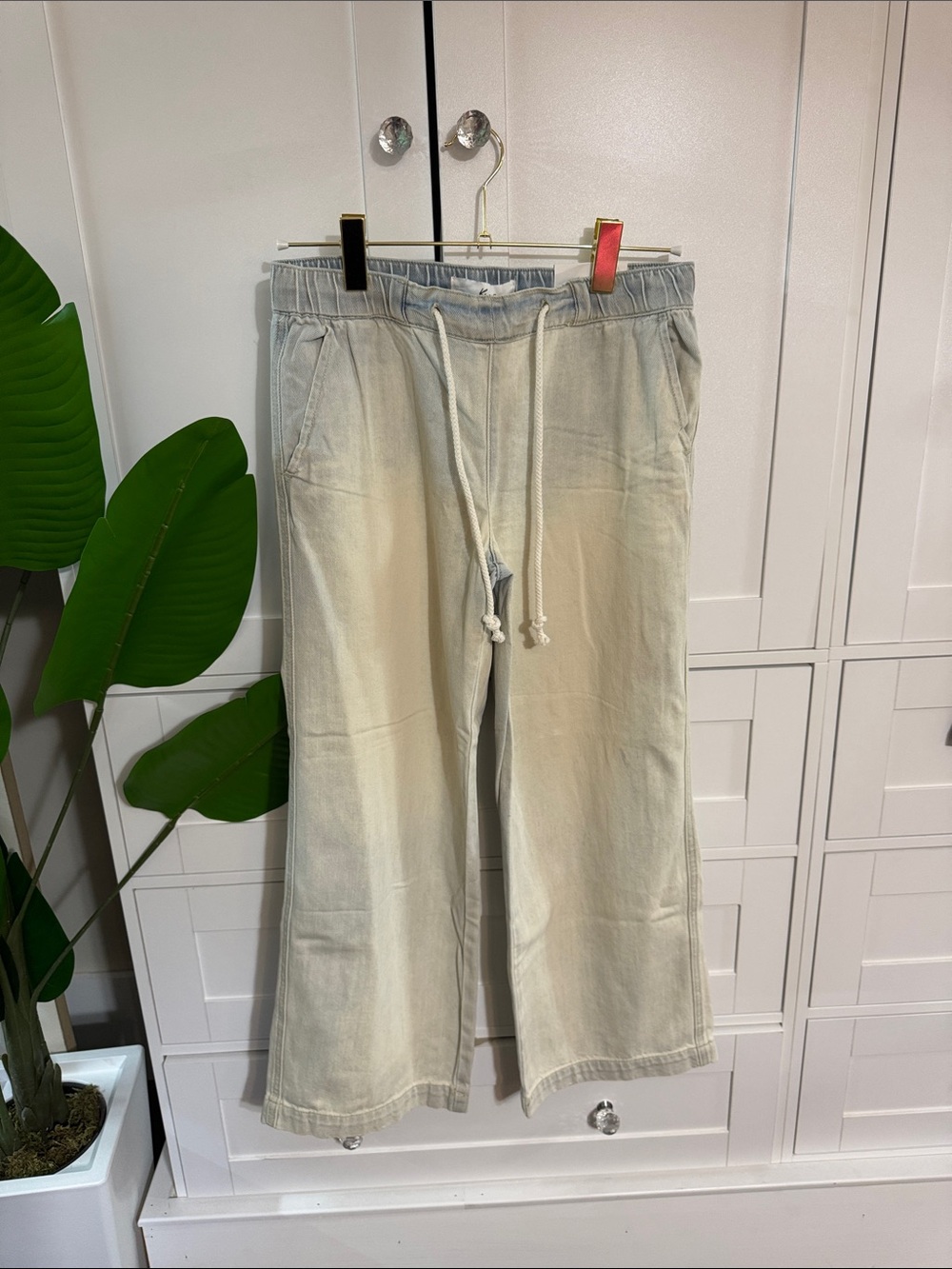 KanCan Beige to Light Gray Washed Cropped Wide-Leg Jeans